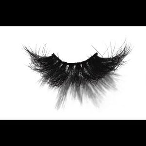 one of our 25mm lashes